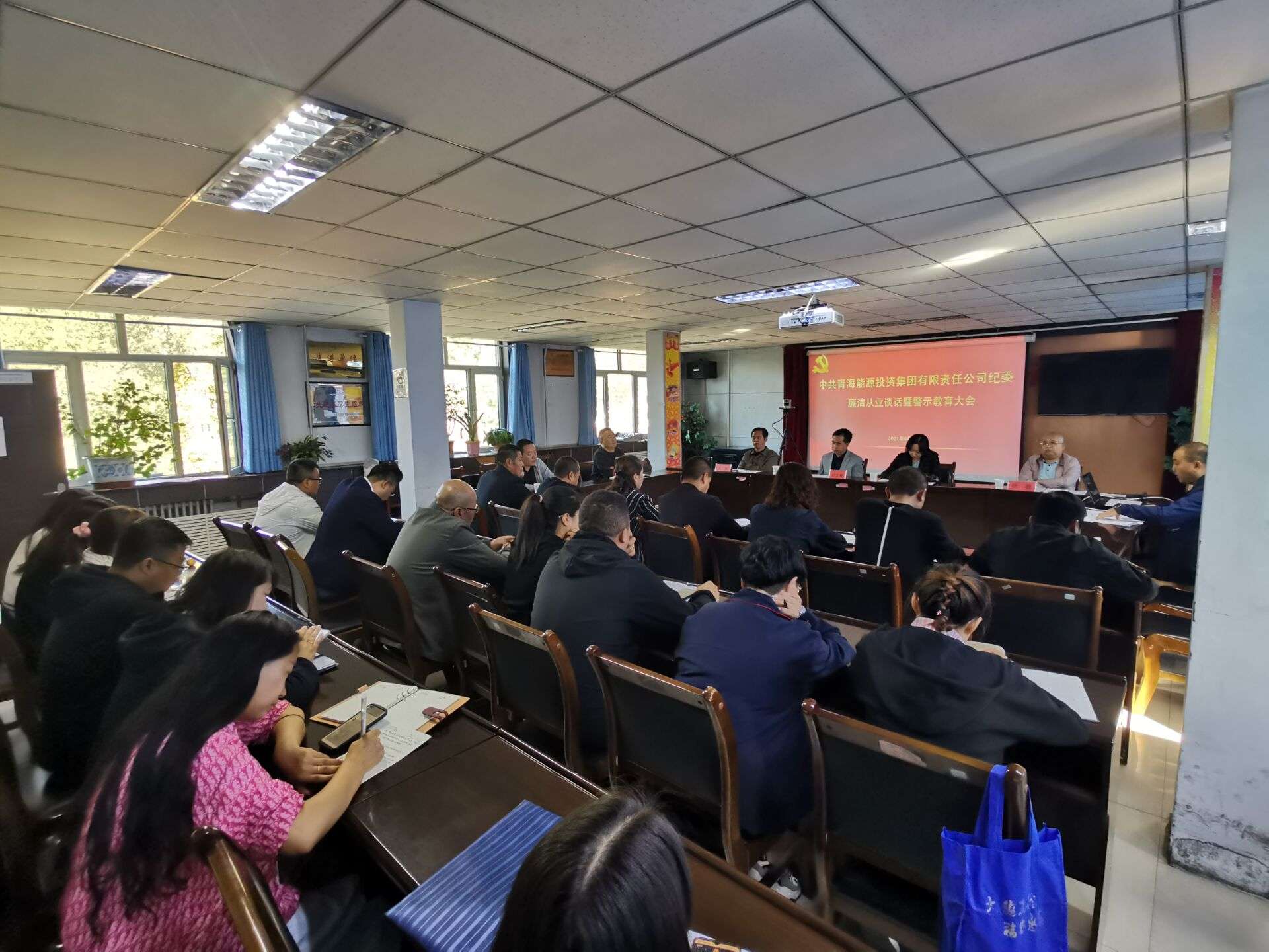 集團公司紀委開展廉潔談話活動  黃奇中攝.jpg